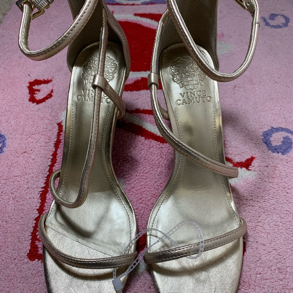 🔻price dropped🔻Vince Camuto Gold heels size 9
